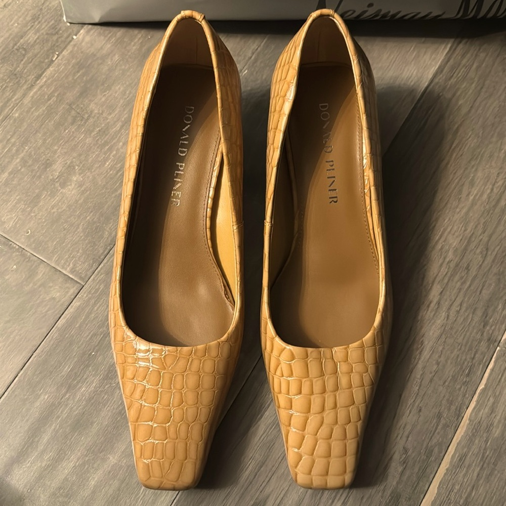 Donald Pliner Drew Croc Embossed Pump in Camel